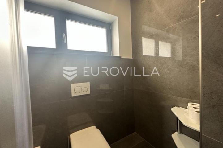 Istra, Pula, prekrasna vila  250 m2 na top lokaciji  i velikoj okućnici svega 20 m od mora