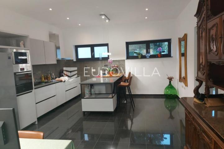 Istra, Pula, prekrasna vila  250 m2 na top lokaciji  i velikoj okućnici svega 20 m od mora