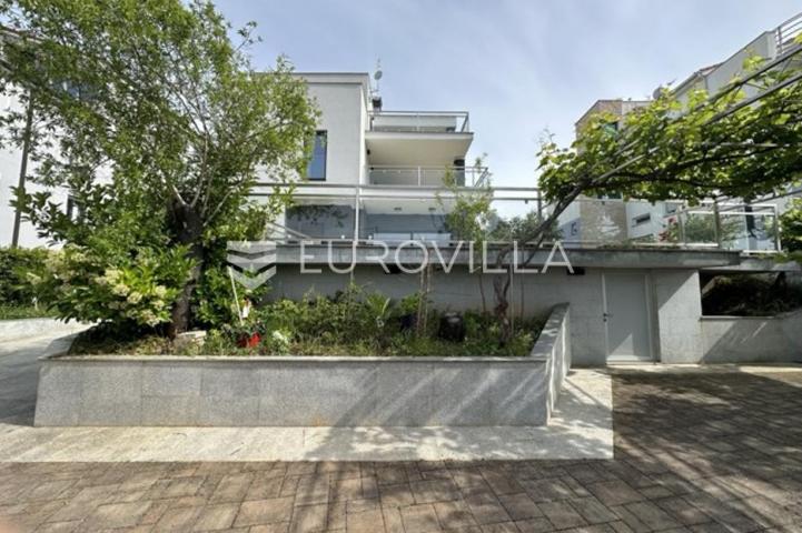Istra, Pula, prekrasna vila  250 m2 na top lokaciji  i velikoj okućnici svega 20 m od mora