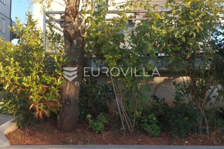Istra, Pula, prekrasna vila  250 m2 na top lokaciji  i velikoj okućnici svega 20 m od mora