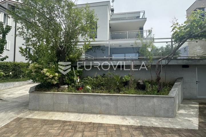 Istra, Pula, prekrasna vila  250 m2 na top lokaciji  i velikoj okućnici svega 20 m od mora
