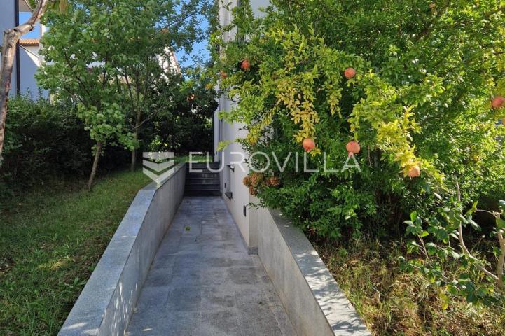 Istra, Pula, prekrasna vila  250 m2 na top lokaciji  i velikoj okućnici svega 20 m od mora