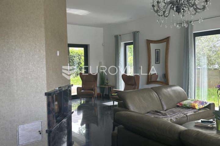 Istra, Pula, prekrasna vila  250 m2 na top lokaciji  i velikoj okućnici svega 20 m od mora