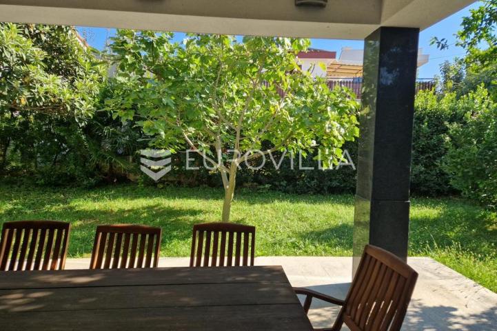 Istra, Pula, prekrasna vila  250 m2 na top lokaciji  i velikoj okućnici svega 20 m od mora