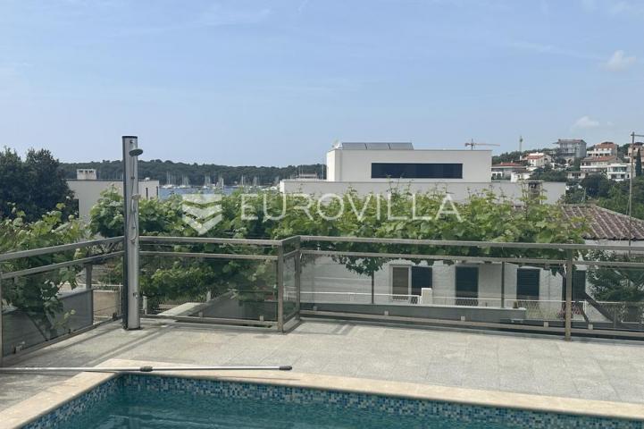 Istra, Pula, prekrasna vila  250 m2 na top lokaciji  i velikoj okućnici svega 20 m od mora