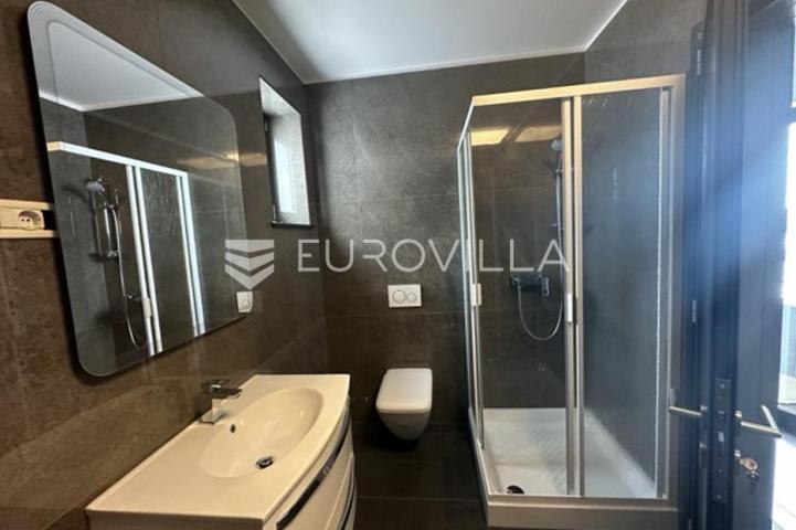 Istra, Pula, prekrasna vila  250 m2 na top lokaciji  i velikoj okućnici svega 20 m od mora