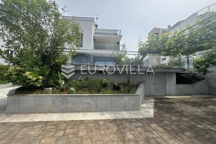 Istra, Pula, prekrasna vila  250 m2 na top lokaciji  i velikoj okućnici svega 20 m od mora