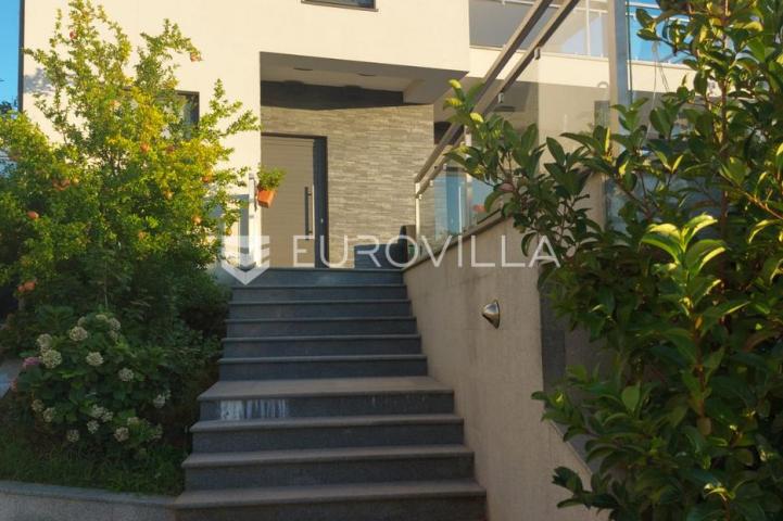 Istra, Pula, prekrasna vila  250 m2 na top lokaciji  i velikoj okućnici svega 20 m od mora