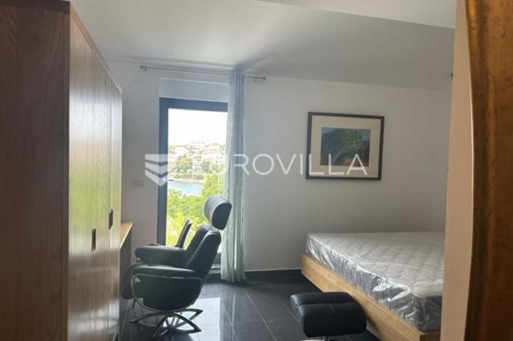 Istra, Pula, prekrasna vila  250 m2 na top lokaciji  i velikoj okućnici svega 20 m od mora