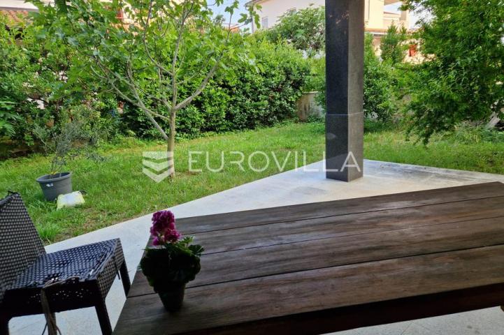 Istra, Pula, prekrasna vila  250 m2 na top lokaciji  i velikoj okućnici svega 20 m od mora