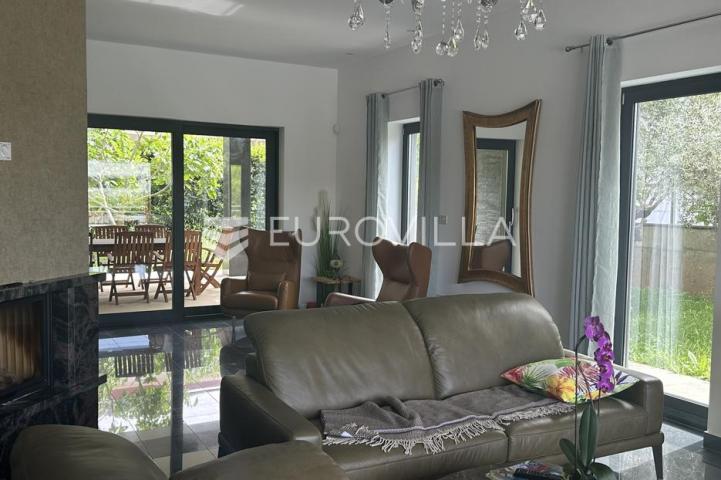 Istra, Pula, prekrasna vila  250 m2 na top lokaciji  i velikoj okućnici svega 20 m od mora