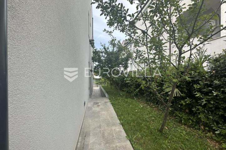 Istra, Pula, prekrasna vila  250 m2 na top lokaciji  i velikoj okućnici svega 20 m od mora
