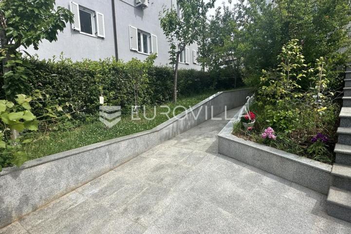 Istra, Pula, prekrasna vila  250 m2 na top lokaciji  i velikoj okućnici svega 20 m od mora