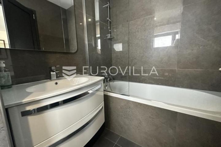 Istra, Pula, prekrasna vila  250 m2 na top lokaciji  i velikoj okućnici svega 20 m od mora
