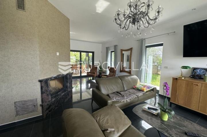 Istra, Pula, prekrasna vila  250 m2 na top lokaciji  i velikoj okućnici svega 20 m od mora