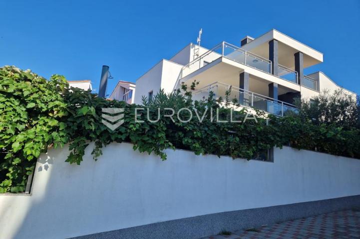 Istra, Pula, prekrasna vila  250 m2 na top lokaciji  i velikoj okućnici svega 20 m od mora