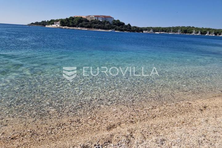 Istra, Pula, prekrasna vila  250 m2 na top lokaciji  i velikoj okućnici svega 20 m od mora