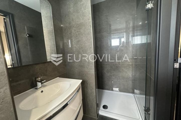 Istra, Pula, prekrasna vila  250 m2 na top lokaciji  i velikoj okućnici svega 20 m od mora