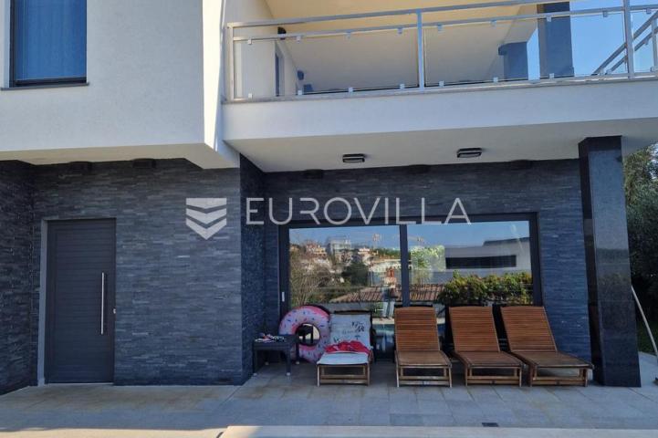 Istra, Pula, prekrasna vila  250 m2 na top lokaciji  i velikoj okućnici svega 20 m od mora