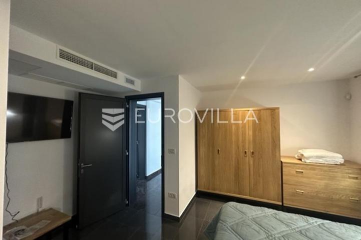 Istra, Pula, prekrasna vila  250 m2 na top lokaciji  i velikoj okućnici svega 20 m od mora