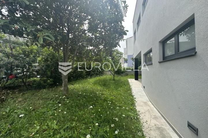 Istra, Pula, prekrasna vila  250 m2 na top lokaciji  i velikoj okućnici svega 20 m od mora