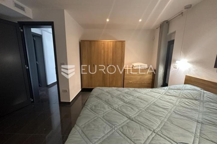 Istra, Pula, prekrasna vila  250 m2 na top lokaciji  i velikoj okućnici svega 20 m od mora