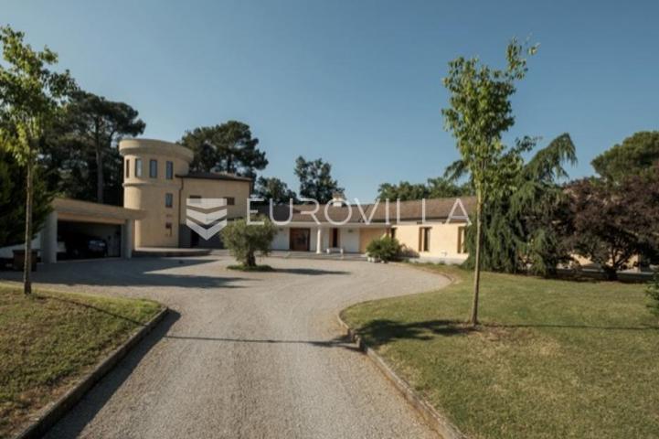 Unikatna dvorac, vila u Istri, Barban okolica, s bazenom i prostranom okućnicom
