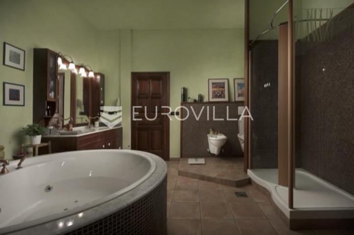 Unikatna dvorac, vila u Istri, Barban okolica, s bazenom i prostranom okućnicom