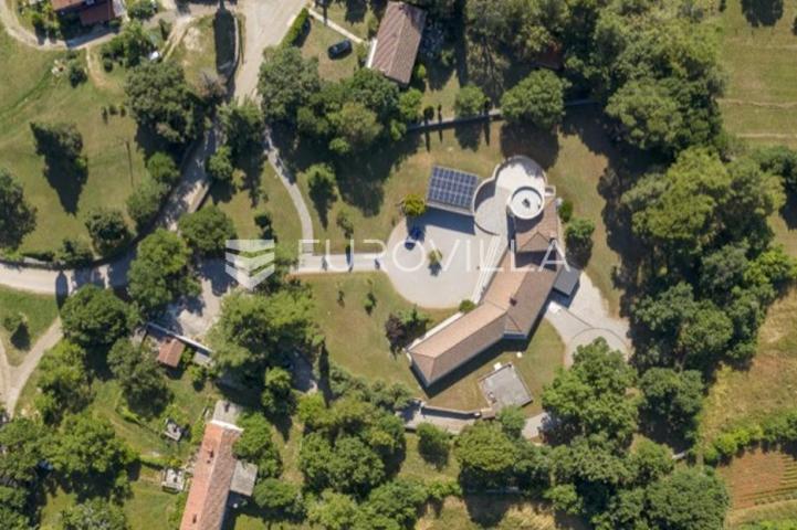 Unikatna dvorac, vila u Istri, Barban okolica, s bazenom i prostranom okućnicom