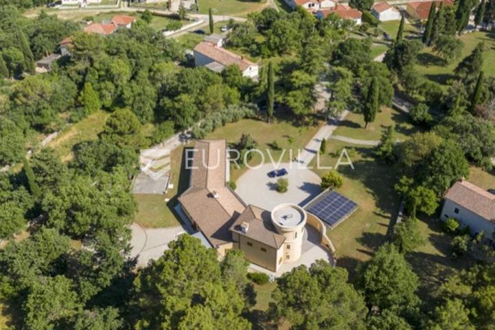 Unikatna dvorac, vila u Istri, Barban okolica, s bazenom i prostranom okućnicom
