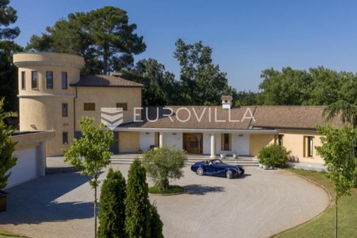 Unikatna dvorac, vila u Istri, Barban okolica, s bazenom i prostranom okućnicom