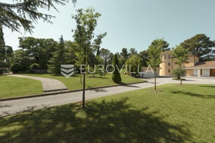 Unikatna dvorac, vila u Istri, Barban okolica, s bazenom i prostranom okućnicom