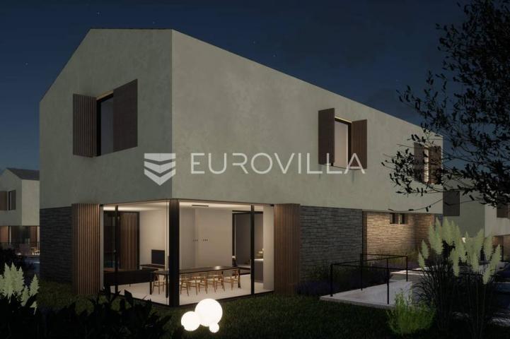 Istra, Gračišće, NOVOGRADNJA, ekskluzivna vila NKP 390 m2 s 2 bazena 