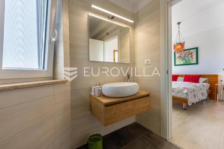 Istra, Duga uvala, vila s bazenom i pogledom na more