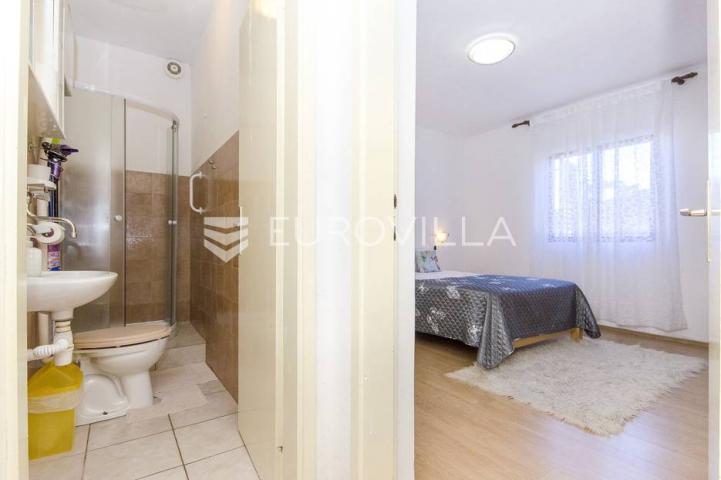 Supetar, apartmanska kuća blizu mora