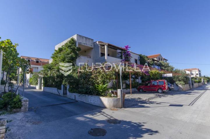 Supetar, apartmanska kuća blizu mora
