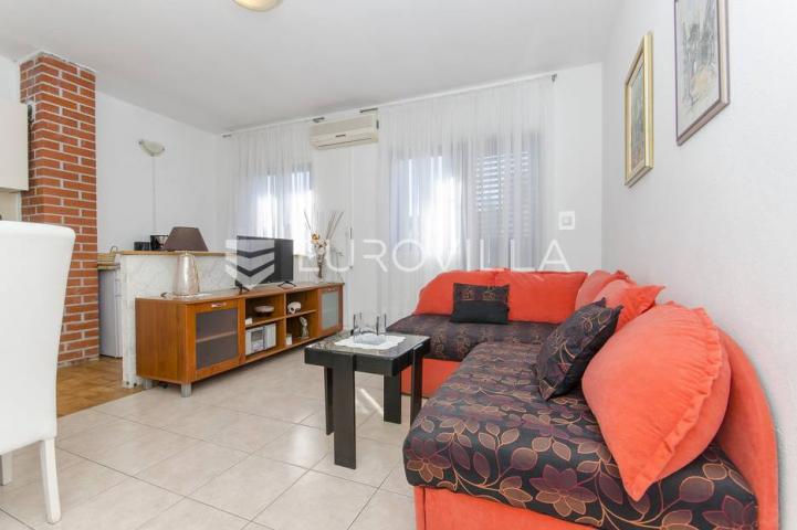 Supetar, apartmanska kuća blizu mora