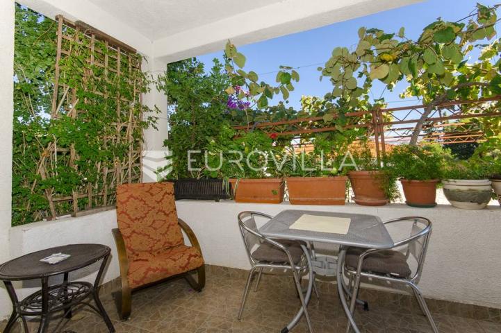 Supetar, apartmanska kuća blizu mora