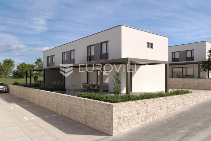 Mandre, trosobni dvoetažni stan s privatnim bazenom i dvorištem u najljepšoj ulici 136,6 m²