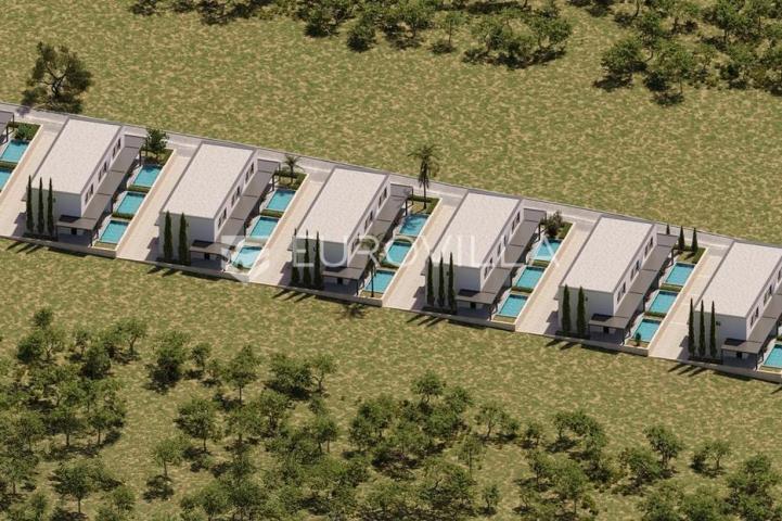 Mandre, trosobni dvoetažni stan s privatnim bazenom i dvorištem u najljepšoj ulici 136,6 m²