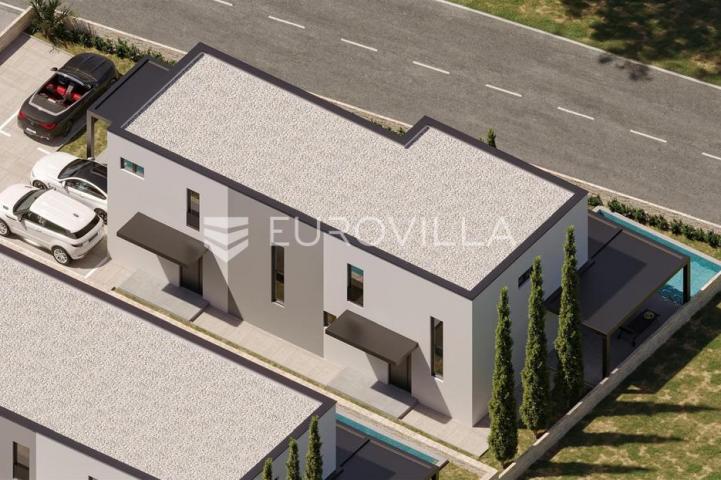 Mandre, trosobni dvoetažni stan s privatnim bazenom i dvorištem u najljepšoj ulici 136,6 m²