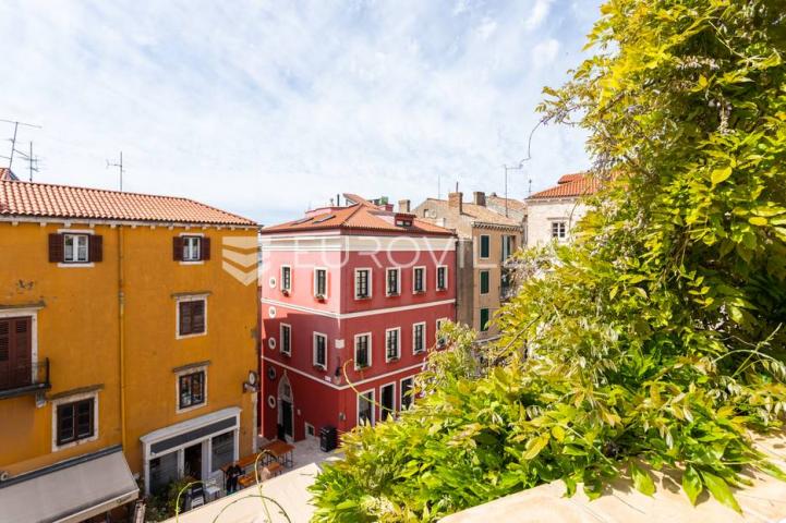 Šibenik, jedinstveni četverosobni stan u samom centru