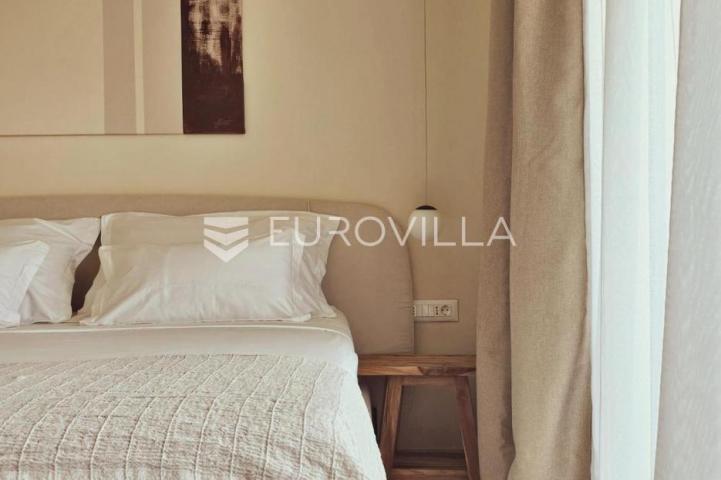 Zadar, Žman dvije moderne vile s bazenima 262 m² i građ zemljište s dozvolom za treću vilu