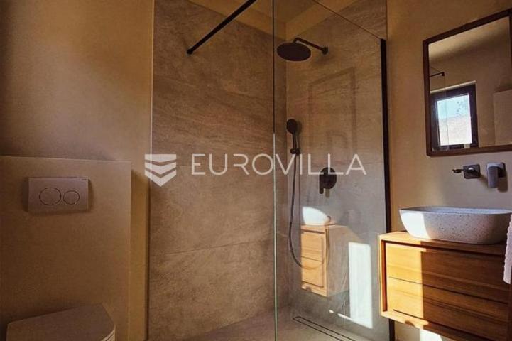 Zadar, Žman dvije moderne vile s bazenima 262 m² i građ zemljište s dozvolom za treću vilu