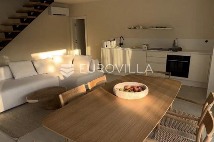 Zadar, Žman dvije moderne vile s bazenima 262 m² i građ zemljište s dozvolom za treću vilu