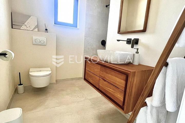 Zadar, Žman dvije moderne vile s bazenima 262 m² i građ zemljište s dozvolom za treću vilu