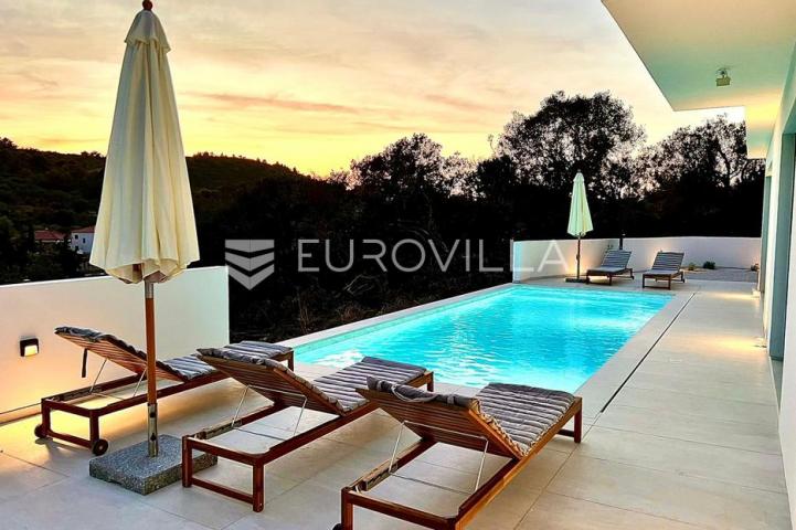 Zadar, Žman dvije moderne vile s bazenima 262 m² i građ zemljište s dozvolom za treću vilu