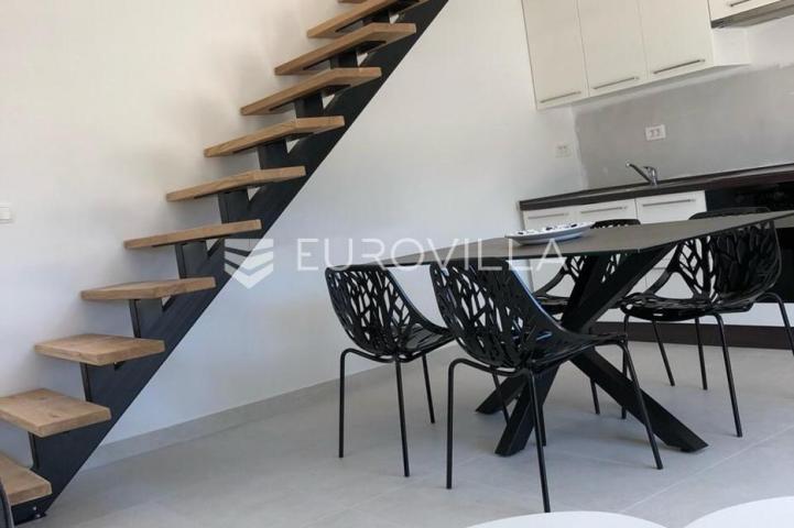 Zadar, Žman dvije moderne vile s bazenima 262 m² i građ zemljište s dozvolom za treću vilu