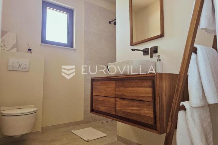 Zadar, Žman dvije moderne vile s bazenima 262 m² i građ zemljište s dozvolom za treću vilu