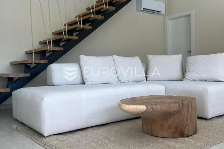 Zadar, Žman dvije moderne vile s bazenima 262 m² i građ zemljište s dozvolom za treću vilu